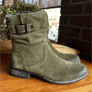 Earth Beaufort olive green suede slouch boho ankle boot w/flannel lining. Sz 8.5